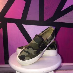 Camo slip-on’s EUC